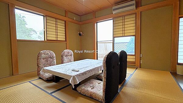 【2F和室】2階に設けられた和室は、落ち着いた雰囲気の中でゆったりと過ごせる心安らぐ空間です。