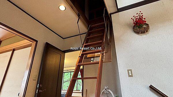 【屋根裏】屋根裏収納が設けられており、戸建住宅ならではの豊富な収納力を備えています。