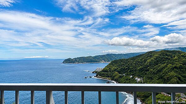 【眺望】バルコニーの先には、青く広がる相模湾と豊かな緑の景色が織りなす開放的な眺望が広がります。