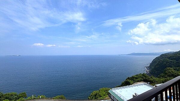 眺望：伊豆半島の稜線を望む景色を楽しめます。
