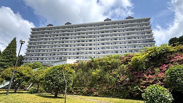 外観：高台に佇むリゾートマンション。