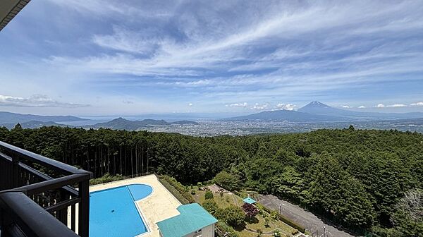 眺望：眼下に広がる敷地内には屋外プールやBBQスペースも備わっております。