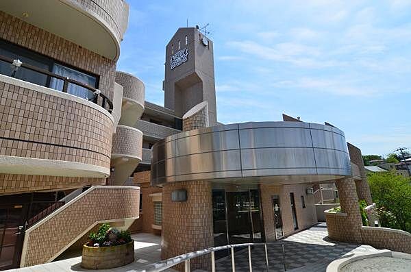 国道135号線沿いに聳えるマンションです。