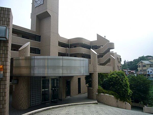 国道135号線沿いに聳える人気のマンション。