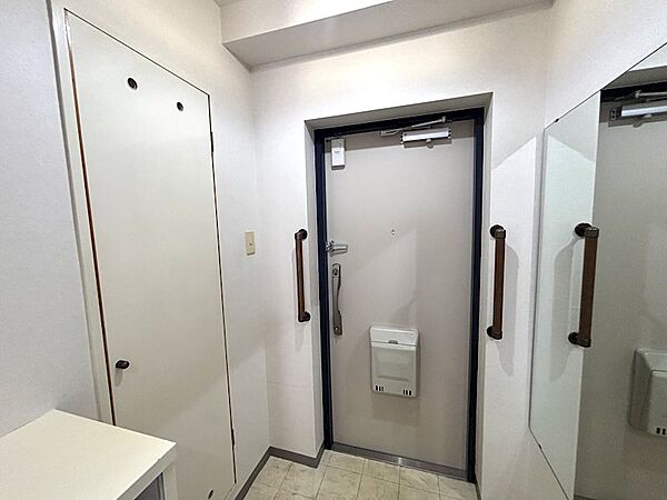 エレベーターで4階に上がり物件室内をご紹介させて頂きます。こちらはコンパクトな玄関です。　