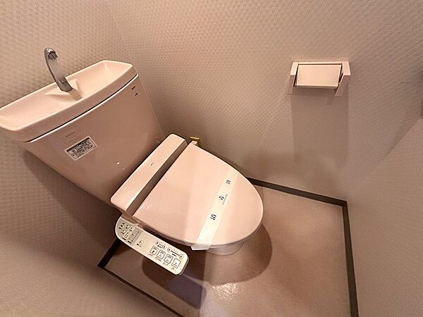 トイレはウォシュレット機能付きです。