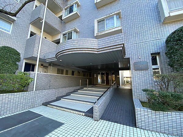 サニークレスト真鶴正面玄関です。バリアフリー仕様になっております。