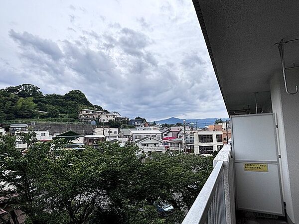 湯河原方面の山並みが見えます。