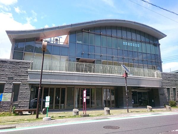 情報センター真鶴（まなづる図書館）まで徒歩約5分（約350m）です。色々なジャンルの本がございます。