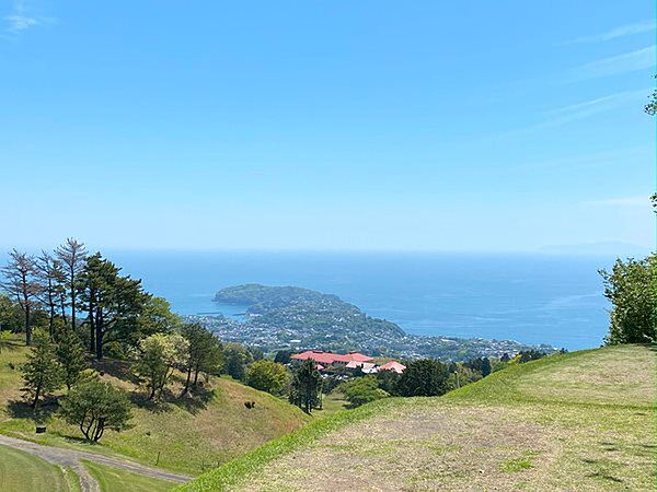 湯河原カンツリー倶楽部まで車で約8分（約3.9km）の近さです。