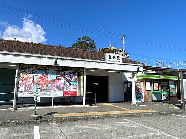最寄り駅の真鶴駅です。こちらから徒歩約2分の近さですので大変便利です。