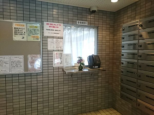 玄関を抜けると管理事務所がございます。