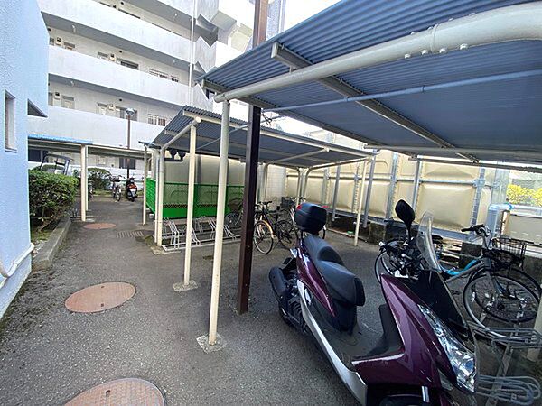 駐車場はございませんが、駐輪場がございます。こちらは無償で駐輪可能です。