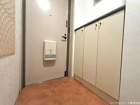 【玄関】シューズボックスが備わっております。