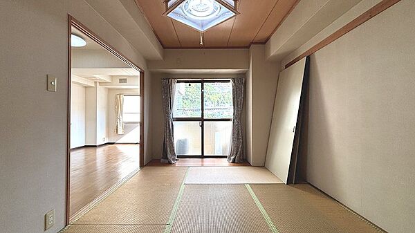 【和室】6畳の和室には収納として押入れがございます。