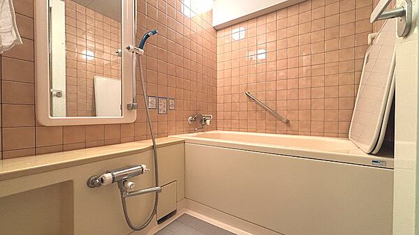 【浴室】大浴場をご利用いただく機会が多いため、使用感の少ない浴室となっております。
