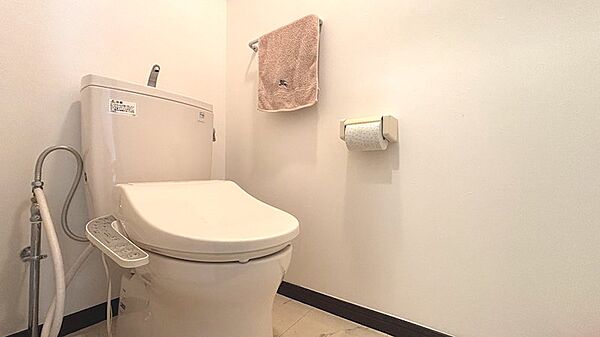 【トイレ】温水洗浄機能付きのトイレとなります。