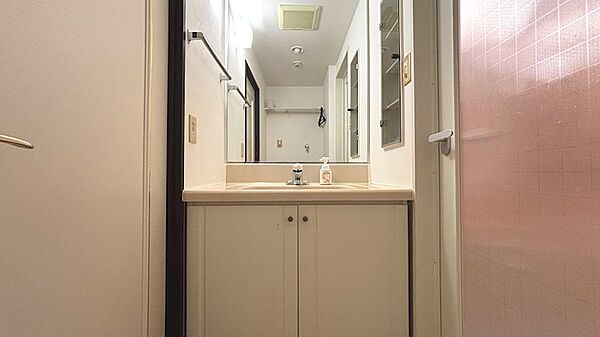 【洗面室】日常使いに十分な洗面化粧台を備えております。