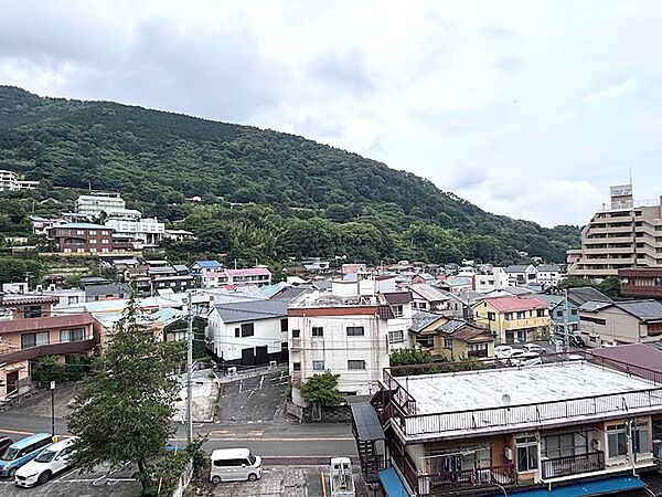 【眺望】オレンジライン方面は山々が開放的に広がります。