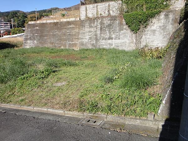 別角度からの画像敷地は石積み擁壁の所までになります。