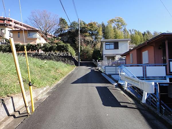 前面道路の広さは約4mほどの幅員になります。