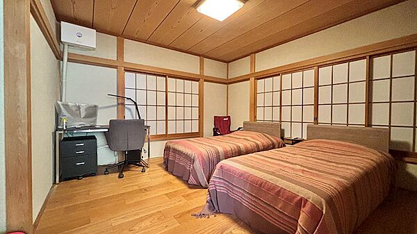 【洋室】1階には洋室と和室がひとつづつございます。