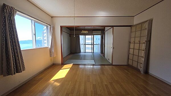今回のお部屋は角部屋ですので、サイドに過去移行部の窓があります。