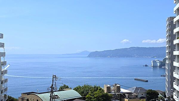 サイドの窓からはご覧の用に海を望みます。