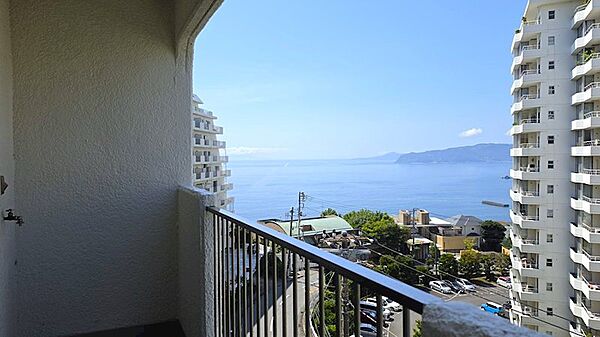 顔を左手方向に向けると、海を望みます。