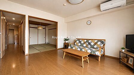 【室内】約14.9帖のLDKは、ゆとりある広さと開放感が魅力。約7帖の和室は、落ち着きと温もりを感じられる癒しの空間です。