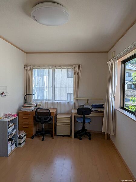 洋室約7.5帖。南西のお部屋です。こちらも勉学が捗ります。