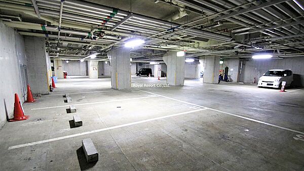 【駐車場】月極区画は、基本的に満車となっておりますが、リゾート利用などの短期滞在に便利な一泊利用が可能です。
