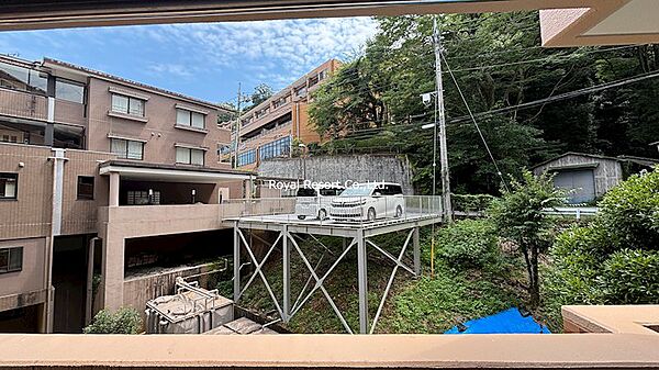 【眺望】周囲の建物や緑を感じられる落ち着いた景色となっております。