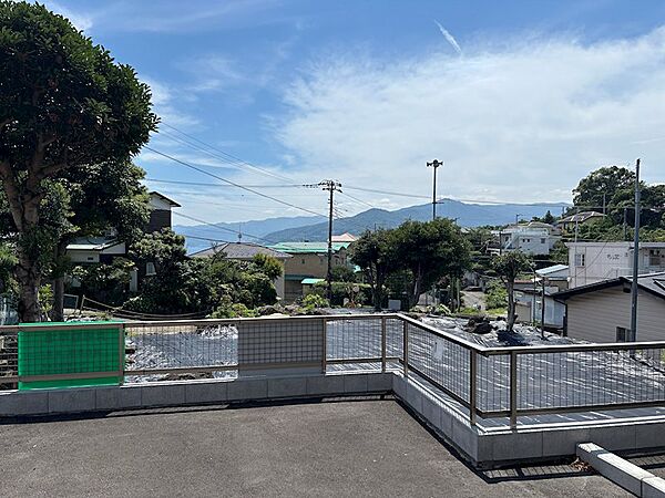 整地済の駐車場3台分を北側から望みます。
