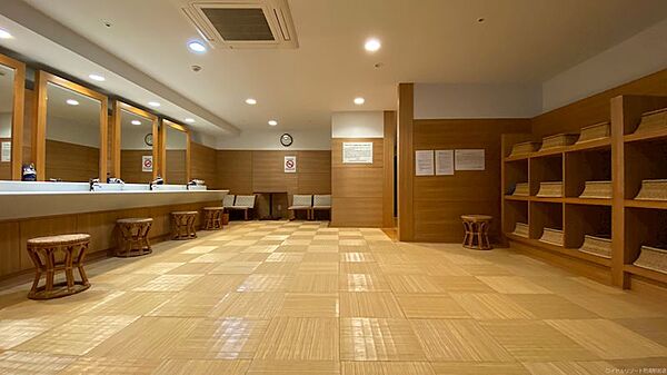 【脱衣所】ロッカー完備で洗面台も綺麗です。