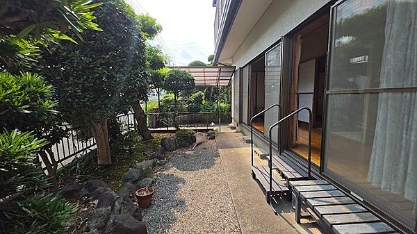 南向きにある広縁の先のお庭。