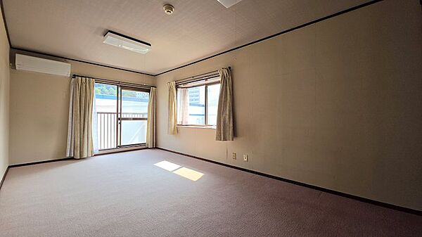 2階にある西側のお部屋です。