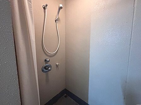 【シャワーブース】海上がりに砂を落としてレジデンス内へ。