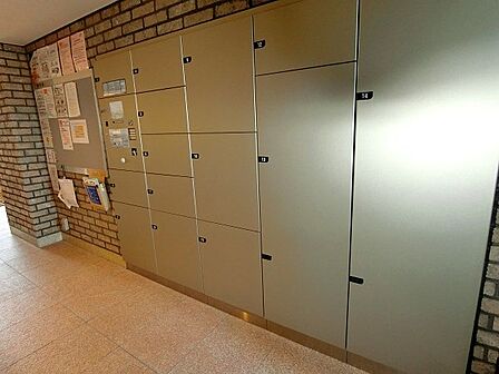 【宅配ロッカー】留守中でも荷受けが可能な宅配ロッカーを設置。長期不在に嬉しい設えです。