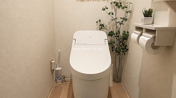 【お手洗い】すっきりとした印象の清潔感あるお手洗い。2年前にタンクレス・ミストタイプへ交換を行いました。