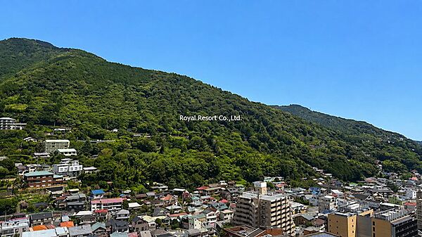 【眺望】高層階ならでは、街と自然が織りなす湯河原らしい景観をゆったりと楽しめます。