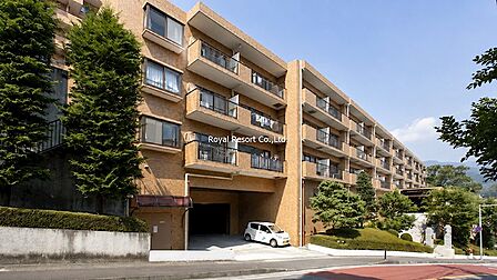 【レジデンス】建物は3つの棟に分かれて構成されており、周囲の自然と調和した落ち着きのある外観が印象的です。