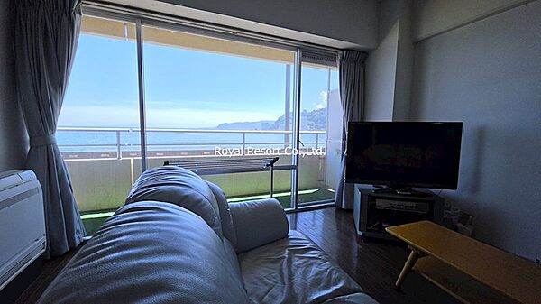 お部屋からの眺望。海や海上花火大会を望みます。