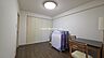 その他：こちらが6帖の広さの洋室です。