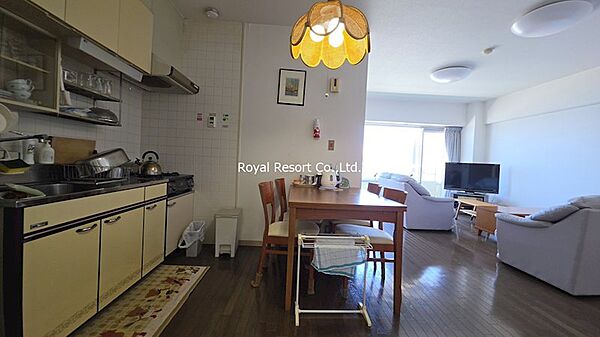 ダイニングキッチンがこちら。キッチンは分譲当時のままです。