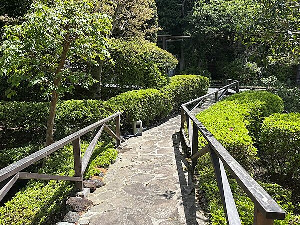 【アプローチ】植栽が整えられた石畳のアプローチです。