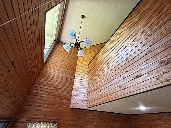 【玄関吹き抜け】玄関上部。吹き抜けの写真です。