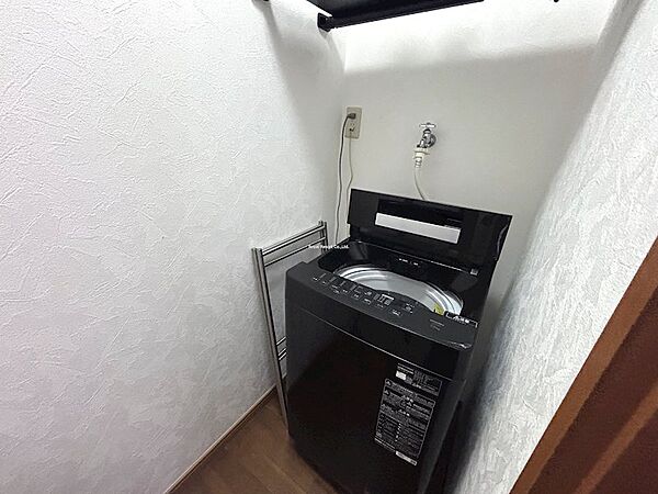 【洗濯機置場】1階に設置されております。