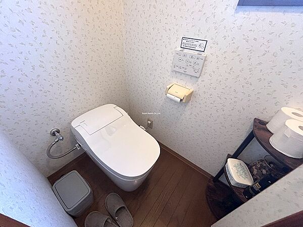 【トイレ】2階トイレはタンクレスタイプに交換済。