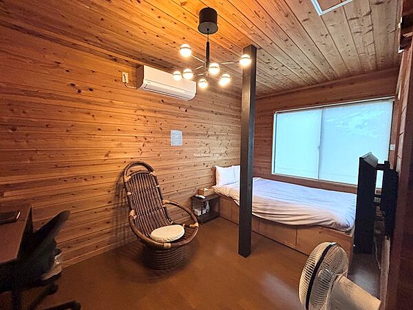 【洋室】1階洋室。天井・壁と気に包まれたロッジ風の空間。